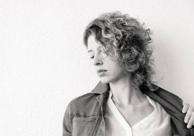 Siyah beyaz portre şehvetli güzel genç kadın