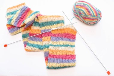 Beyaz arka plan üzerinde güzel el örme atkı