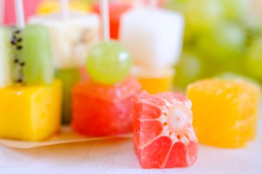 Meyve tabağı vurdun makro kesme meyve ve üzüm,