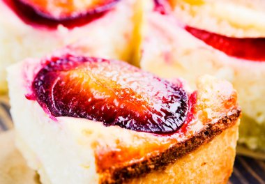 ateş ev yapımı Kuşburnu, Erik ve lor pasta, yakın çekim