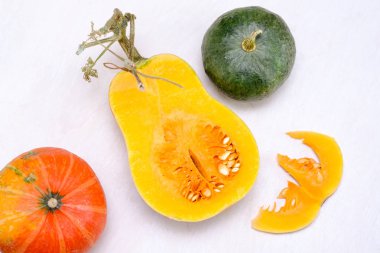 Beyaz zemin üzerine dilimlenmiş ve bütün kabak