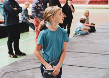 Tırmanma duvarı üzerinde aktif kadın çocuk olduğunu