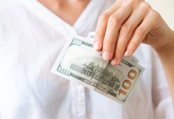 Mano Mujer Sostiene Dos Centenares Dólares Fondo Neutral — Foto de Stock