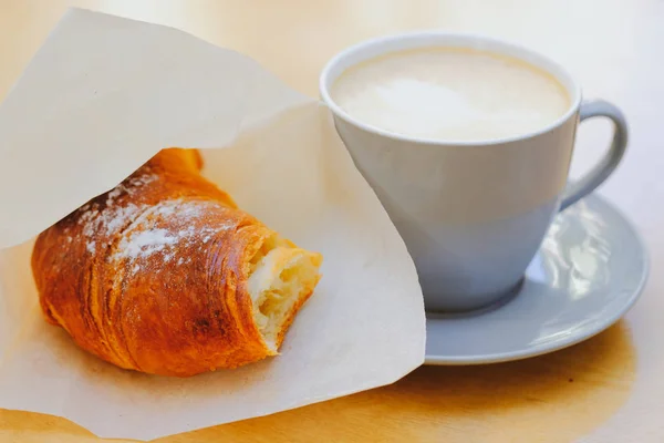Croissant Een Kopje Cappuccino Close Shot — Stockfoto