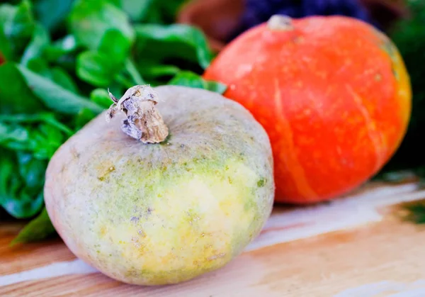 Una Zucca Verde Una Arancione Tavolo Legno — Foto Stock