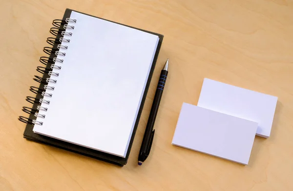 Cuaderno Bolígrafo Negro Escritorio Fondo Madera — Foto de Stock