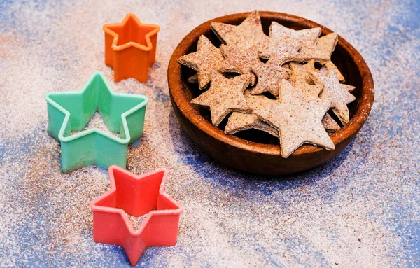 Biscoitos Forma Estrela Tigela Madeira Fundo Azul — Fotografia de Stock