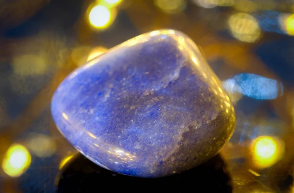 Geslepen Lapis Lazuli Een Gloeiende Achtergrond — Stockfoto