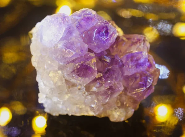 美丽的发光背景上的天然紫水晶 — 图库照片