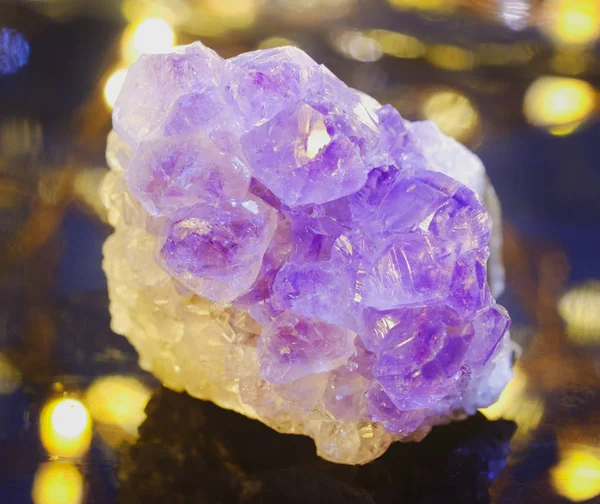 美丽的发光背景上的天然紫水晶 — 图库照片