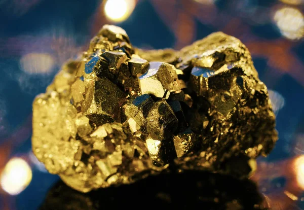 Pyrite Pierre Sur Beau Fond Lumineux — Photo