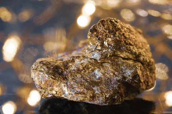 Pirita Piedra Sobre Hermoso Fondo Brillante — Foto de Stock