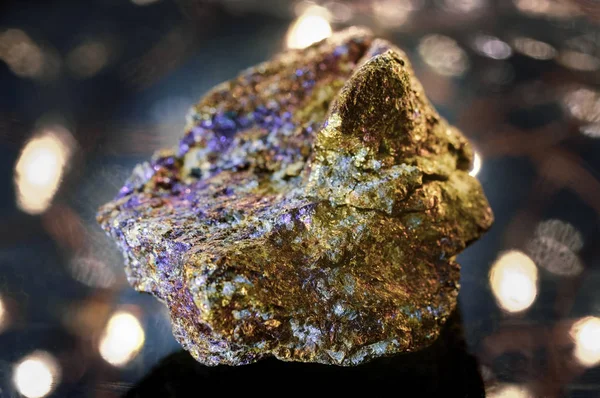 石头黄铜矿在一个美丽的发光的背景 — 图库照片