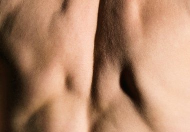 Siyah bir arka plan üzerinde bir kadın geri parçası