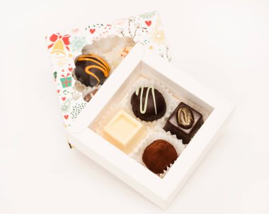 İştah açıcı domalan şenlikli kutularında. Beyaz arka plan.