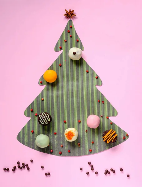 Feestelijke Achtergrond Van Papier Van Kleur Heerlijke Truffels Christmassy Achtergrond — Stockfoto