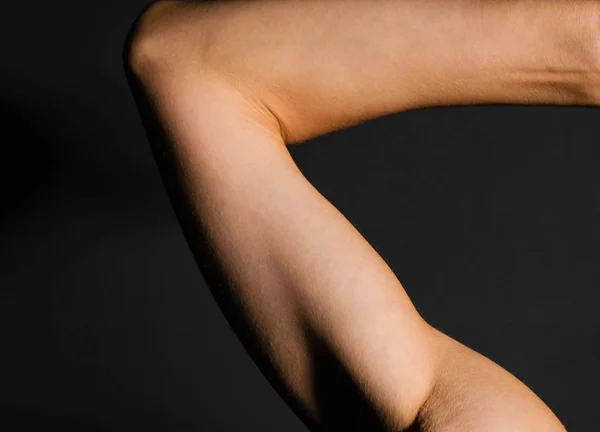 Fragmento Brazo Femenino Sobre Fondo Negro — Foto de Stock