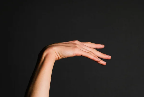 Элегантная Рука Женщины Черном Фоне — стоковое фото
