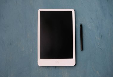 Bir tablet ile mavi bir arka plan üzerinde bir emty siyah monitör