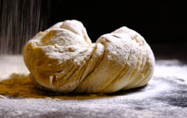 Mutfak Masa, siyah zemin üzerine çiğ hamur