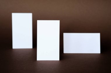 Karanlık bir arka plan üzerinde kartvizit; yakın çekim vurdu