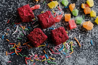 Sugarly siyah arka plan üzerine iştah açıcı tatlılar