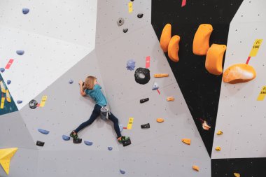 Tırmanma duvarı üzerinde aktif kadın çocuk olduğunu