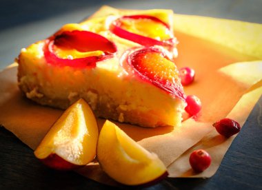 ateş ev yapımı Kuşburnu, Erik ve lor pasta, yakın çekim