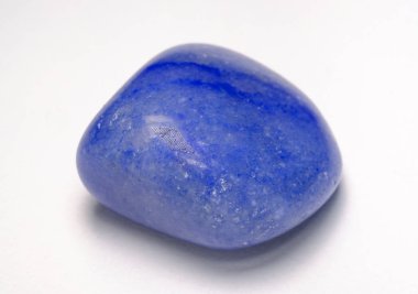 Beyaz arkaplanda Lapis lazuli taşı (mavi taş)