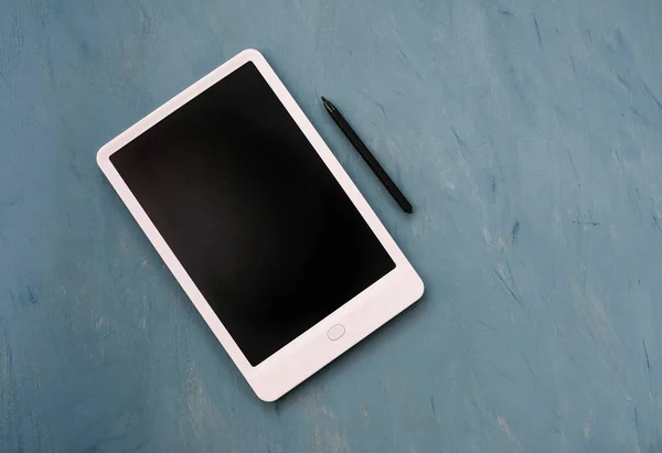 Una Tableta Con Monitor Negro Emty Sobre Fondo Azul — Foto de Stock