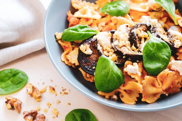 Pasta Med Aubergine Valnöt Färsk Spenat Och Vit Ost Närbild — Stockfoto