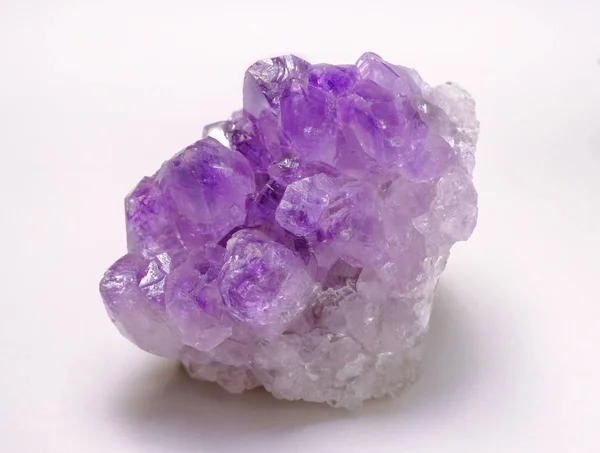 紫水晶石头在白色背景 — 图库照片
