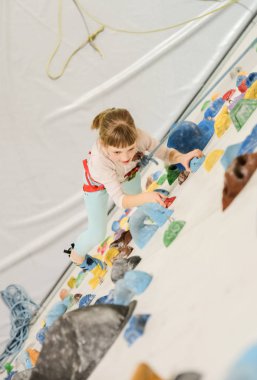 Sağlıklı yaşam konsepti: aktif kadın çocuk olduğunu tırmanma duvarı