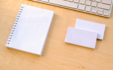 Bir defter ve okul sırası, ahşap arka plan üzerinde kartvizit