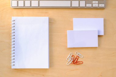 Bir defter ve okul sırası, ahşap arka plan üzerinde kartvizit