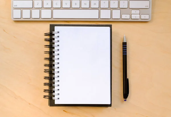 Notebook Aperto Una Tastiera Una Penna Nera Sul Desktop Sfondo — Foto Stock