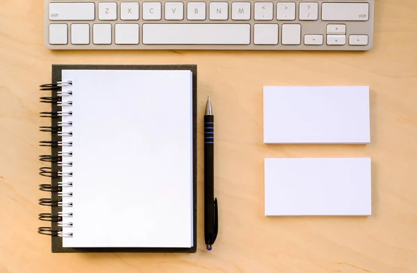 Ein Notizbuch Und Ein Schwarzer Stift Auf Dem Schreibtisch Holzhintergrund — Stockfoto