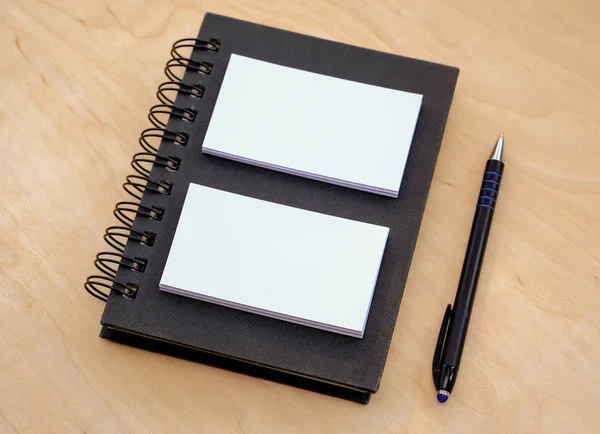 Carnet Stylo Noir Sur Bureau Fond Bois — Photo