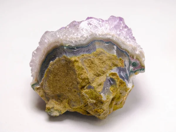 紫水晶石头在白色背景 — 图库照片