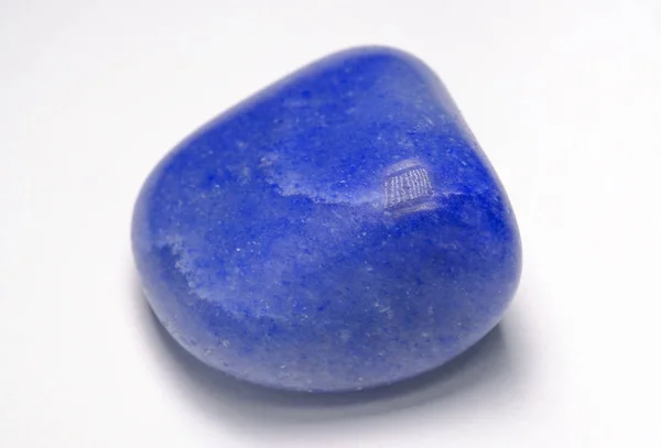 Beyaz arkaplanda Lapis lazuli taşı (mavi taş)