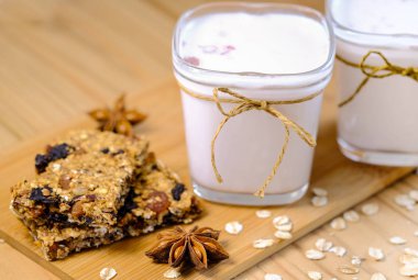 Yoğurtlu müsli ahşap bir masa üzerinde