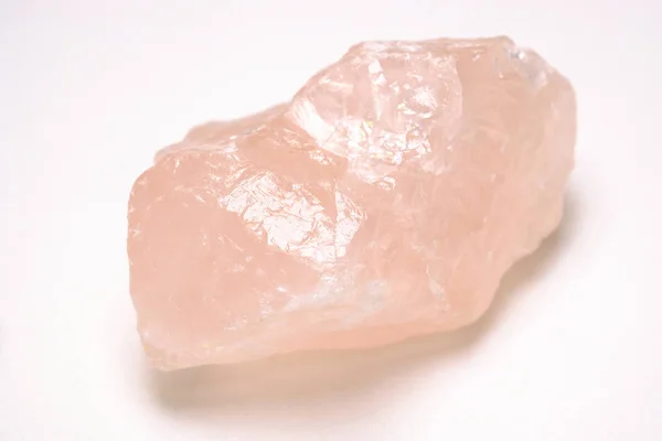 Piedra Cuarzo Rosa Sobre Fondo Blanco — Foto de Stock