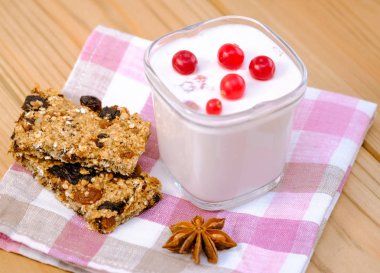 Yoğurt ile kızılcık ve müsli ahşap bir masa üzerinde