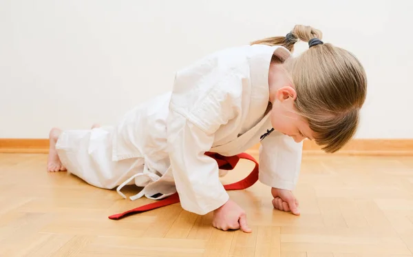 Niña Demostrando Énfasis Puño Karate Para Niño —  Fotos de Stock