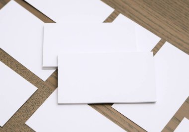 Moke-up, ahşap arka plan için boş kartvizit