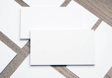 Moke-up, ahşap arka plan için boş kartvizit