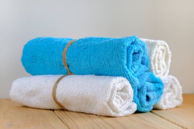 Pamuk havlu üzerinde ahşap masa haddelenmiş