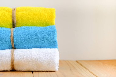 Pamuk havlu üzerinde ahşap masa haddelenmiş