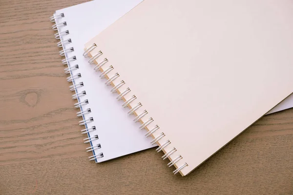 Ahşap Arka Plan Üzerinde Boş Notebookes Parçaları — Stok fotoğraf