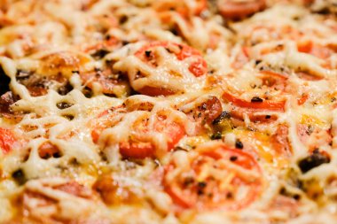 Bir parça peynir ve domates ile lezzetli pizza